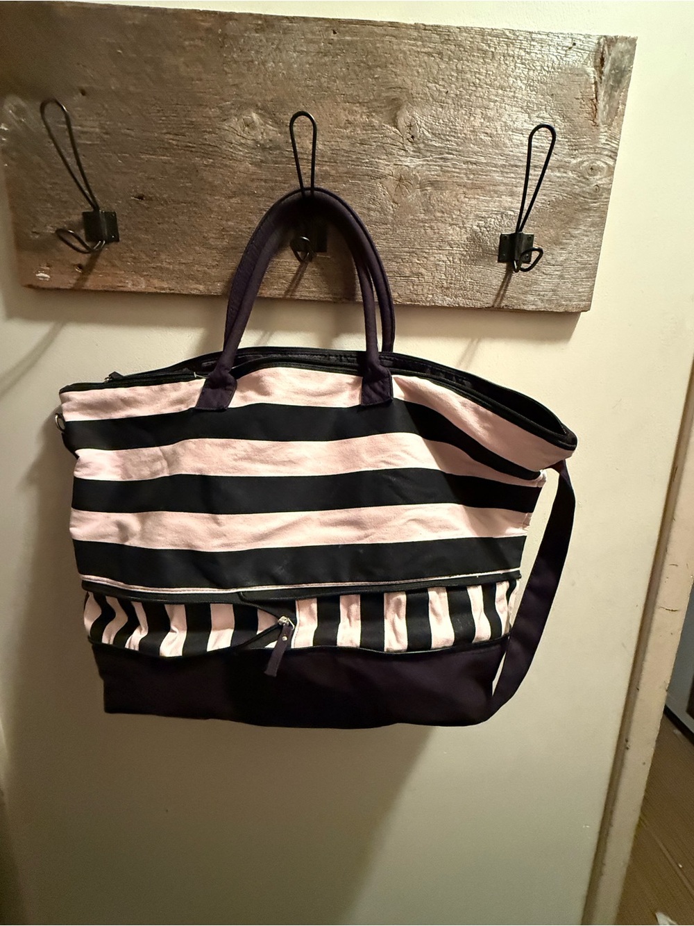 Victoria’s Secret Extra Large Weekender Bag - Picture 5 of 5